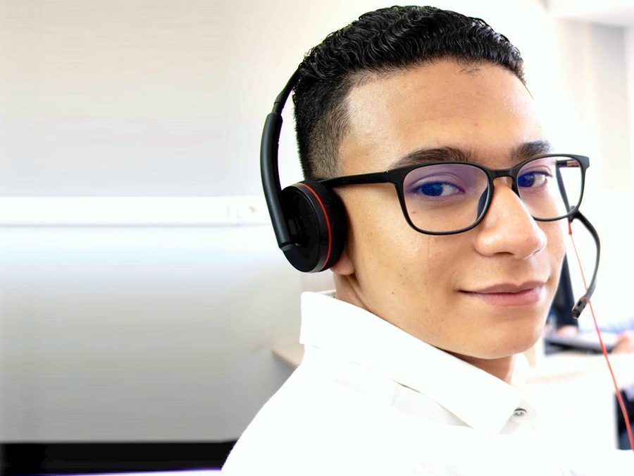 Un enquêteur, casque sur les oreilles, sourit à l'objectif